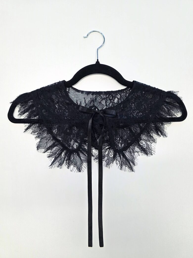 Smalkās mežģīnes apkaklīte MELNĀ