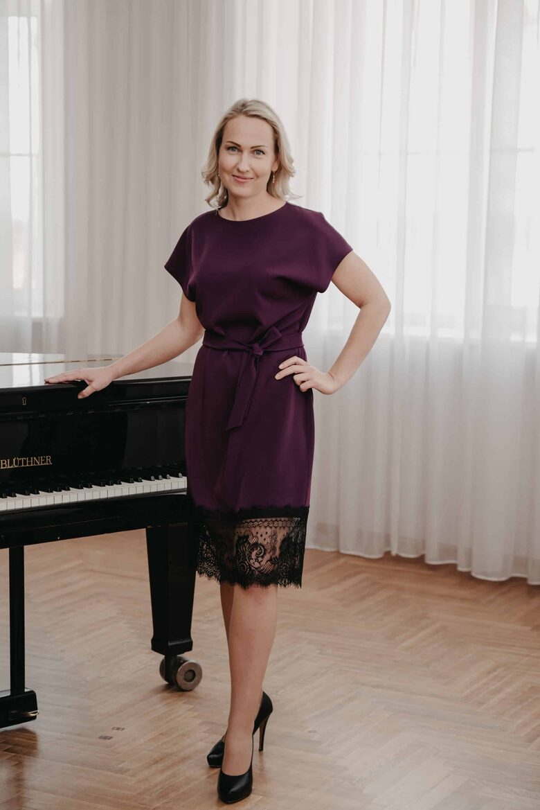 Kleita ar mežģīni lejasmalā