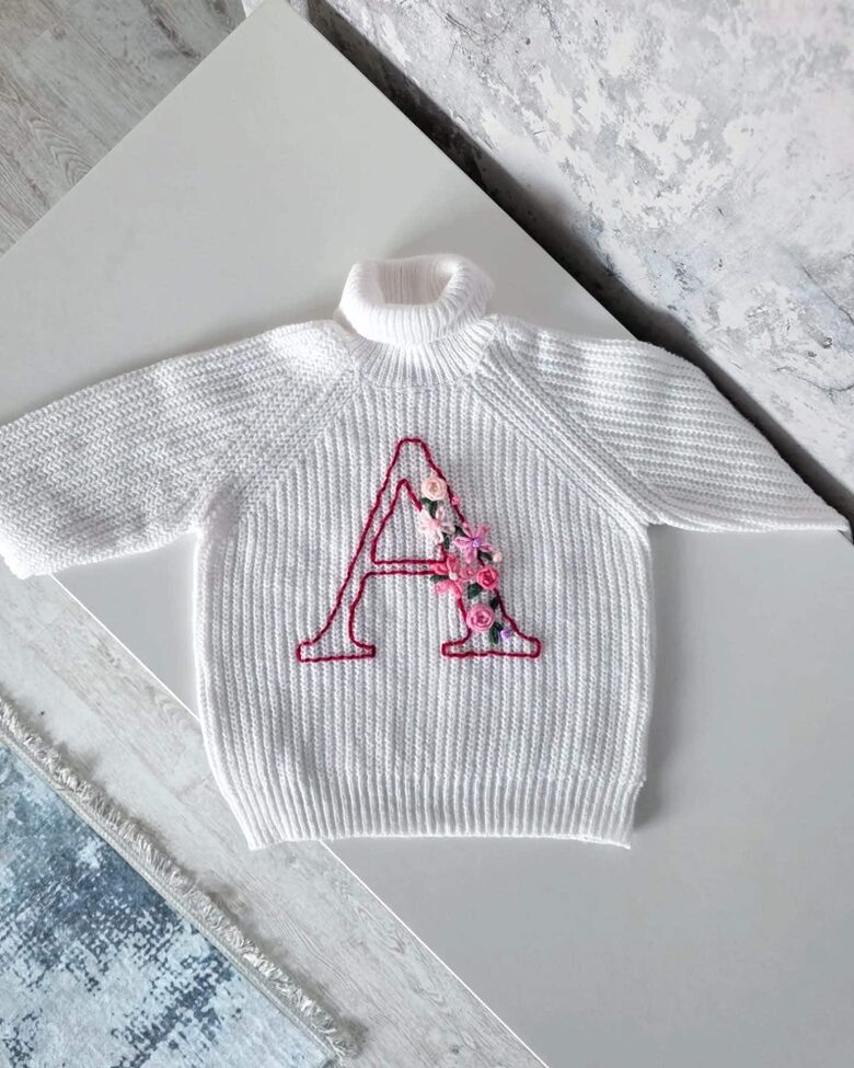 Džemperis ar burtu un ziediem