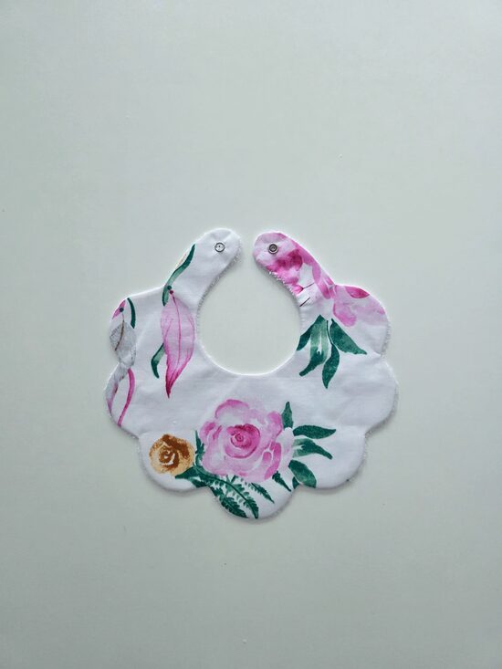 Balta lacīte ar rozā ziediem