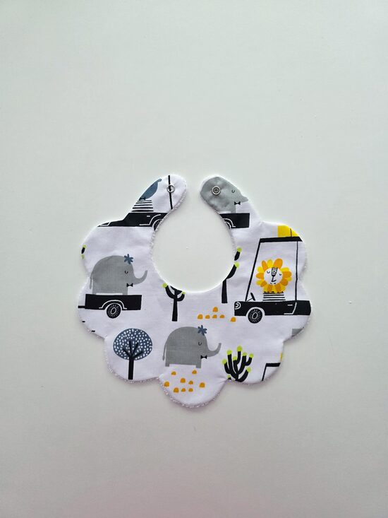 Balta lacīte ar auto 