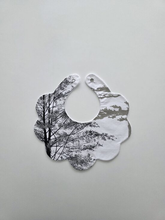 Lacīte ar pelēku koku