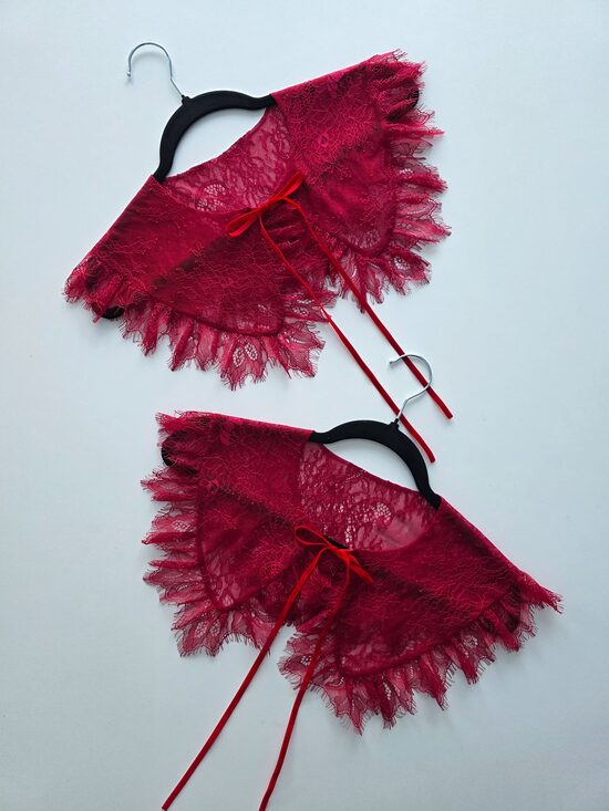 Smalkās mežģīnes apkaklīte SARKANA 