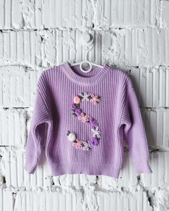 Džemperis ar ziedu burtu